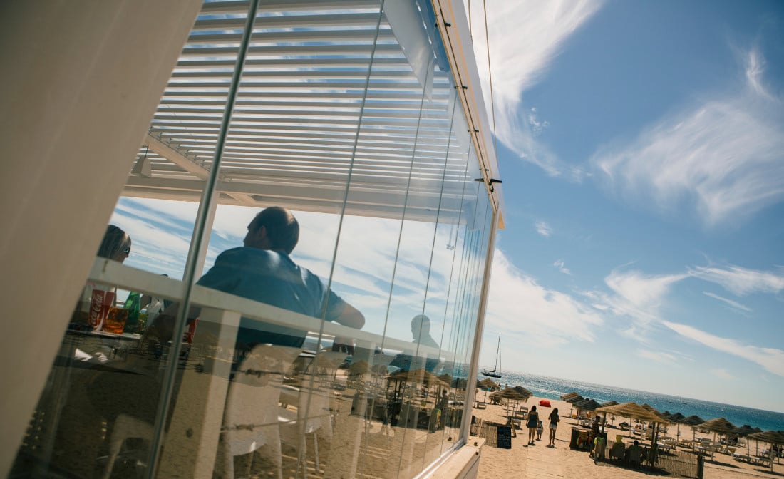 bar de playa con pergola bioclimatica