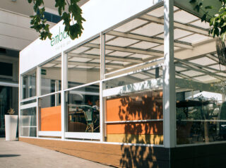 terraza con mampara paravientos extensible Extenda de Kauma