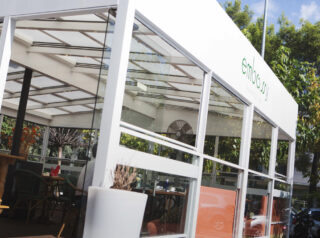 terraza con mampara paravientos extensible Extenda de Kauma