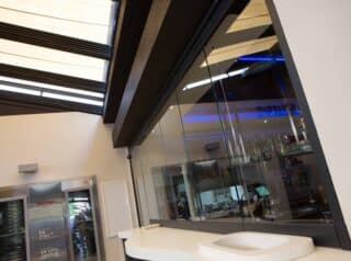 cortina de cristal para barra