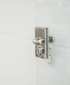 cerradura cortina cristal