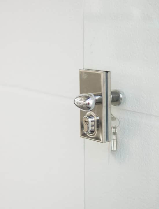 cerradura cortina cristal