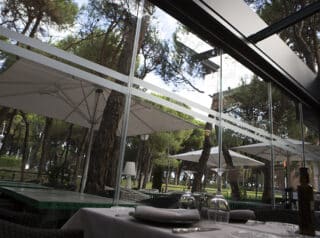 cortina de cristal corredera plegada