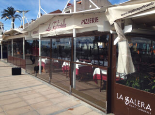 terraza con mampara paravientos extensible Extenda de Kauma