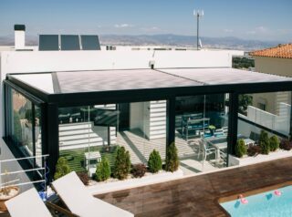 pergola bioclimatica en patio