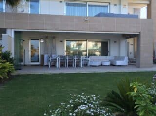 cortina de cristal abierta a jardín