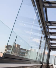 guia sobrepuesta cortina cristal