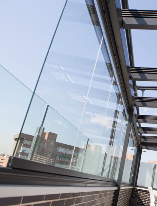 guia sobrepuesta cortina cristal