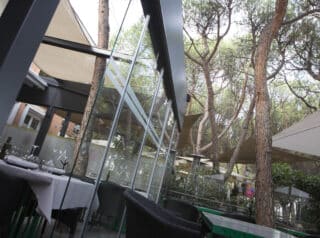 cortina de cristal corredera plegada