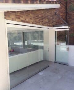 cortina cristal sin guia inferior puerta integrada