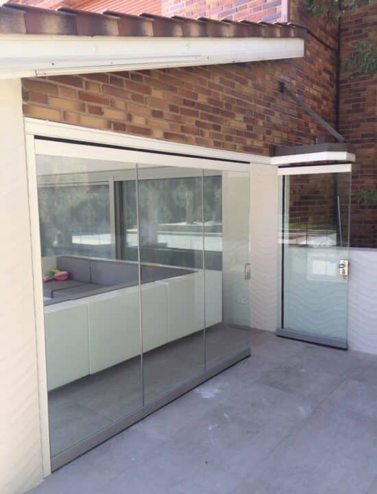 cortina cristal sin guia inferior puerta integrada