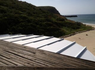 techo plegable junto a playa