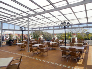 Terraza exterior con cristalera