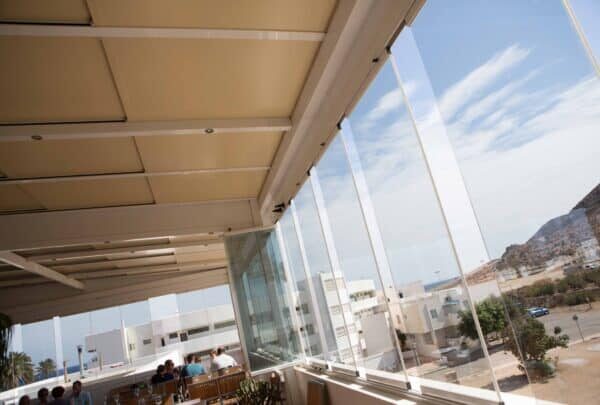 Toiture en panneaux mobiles