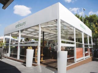 terraza con mampara paravientos Extenda de Kauma