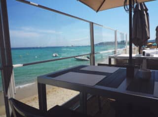 terraza con mampara paravientos Extenda de Kauma