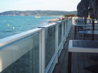 terraza con mampara paravientos Extenda de Kauma