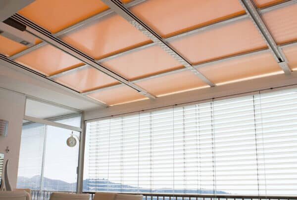 Toiture en panneaux mobiles