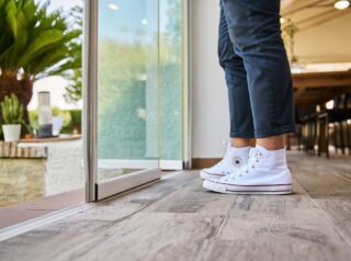 cortina de cristal deslizante abatible guía inferior