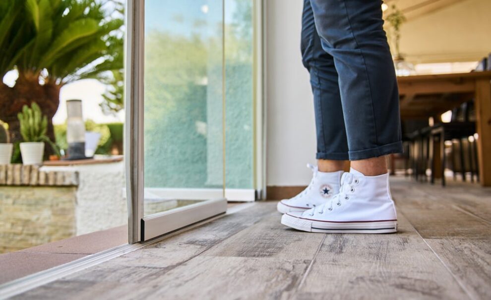 cortina de cristal deslizante abatible guía inferior