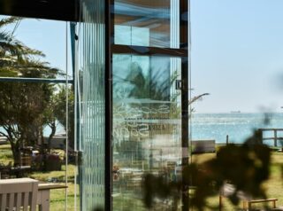 cortina cristal sin guia inferior puerta integrada