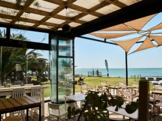 cortina cristal sin guia inferior puerta integrada