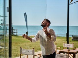 cortina cristal sin guia inferior puerta integrada