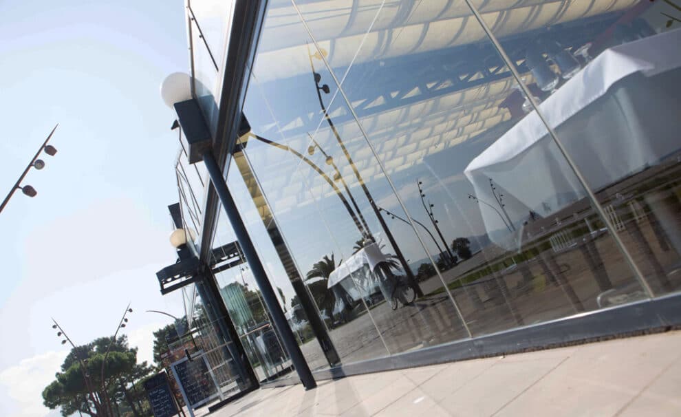 cortina de cristal y vidrio