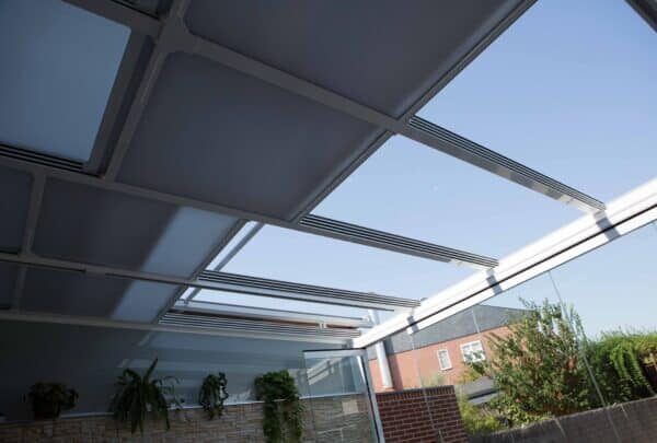 Toiture en panneaux mobiles