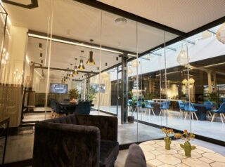 cortina cristal sin guia inferior puerta integrada