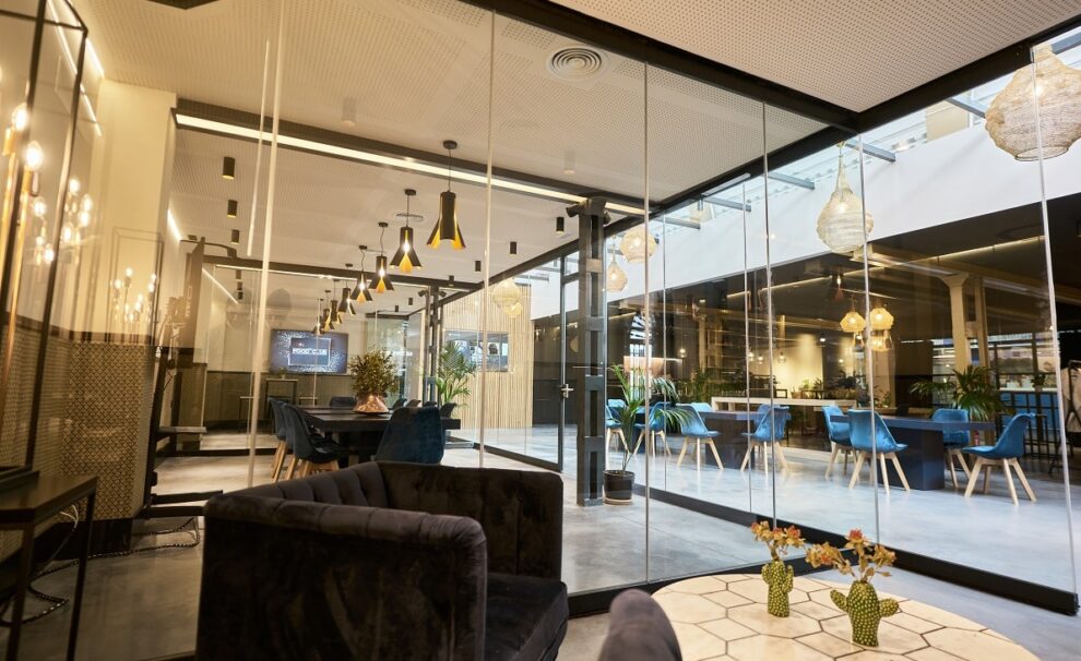 cortina cristal sin guia inferior puerta integrada