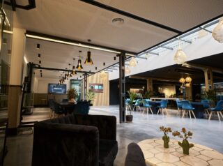 cortina cristal sin guia inferior puerta integrada