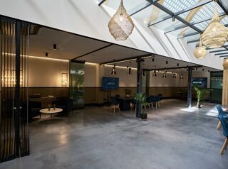 cortina cristal sin guia inferior puerta integrada