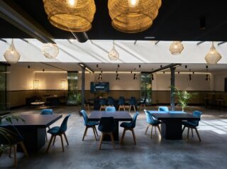 cortina cristal sin guia inferior puerta integrada