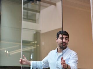 cortina cristal sin guia inferior puerta integrada