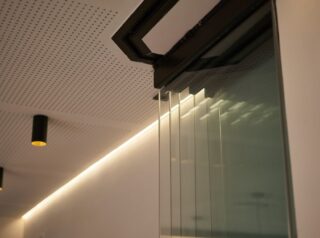 cortina cristal sin guia inferior puerta integrada