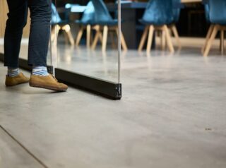 cortina cristal sin guia inferior puerta integrada