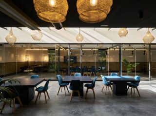 cortina cristal sin guia inferior puerta integrada