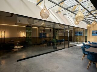 cortina cristal sin guia inferior puerta integrada