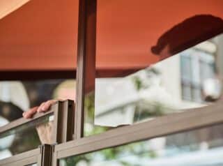 terraza con mampara paravientos extensible Extenda de Kauma