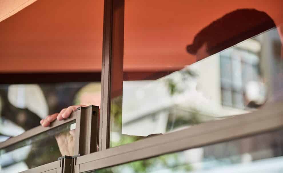 terraza con mampara paravientos extensible Extenda de Kauma