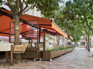 terraza con mampara paravientos extensible Extenda de Kauma