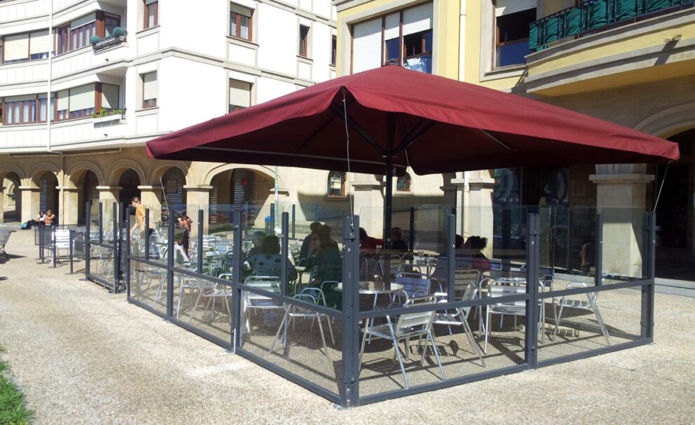 mampara de cristal para terrazas de comercio