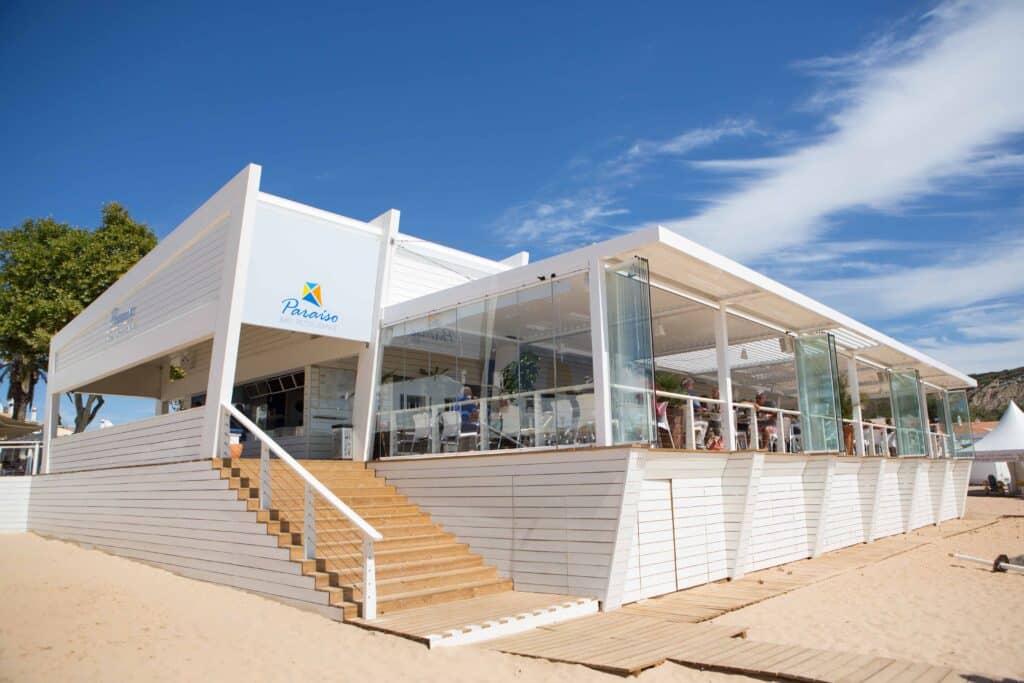 restaurante de playa cortina de cristal