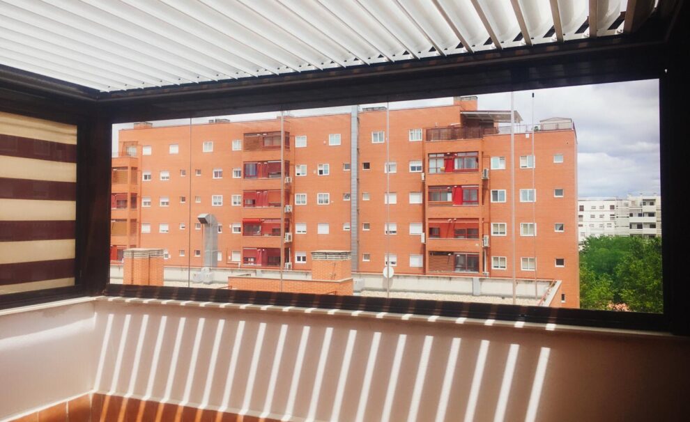 pergola bioclimatica y cortinas de cristal