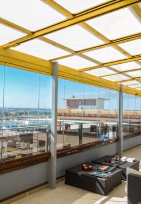 techo corredizo y cortina de cristal