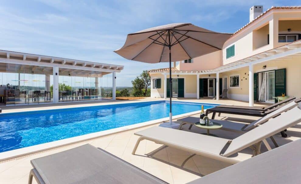 Lo primero que queremos decirte es que no hace falta gastarse mucho dinero, ni tener ideas muy elaboradas para ello, pero lo cierto es que una terraza o balcón puede convertirse en un espacio único y perfecto para descansar, desconectar y disfrutar. Solo hace falta analizar el espacio que tenemos disponible y con ello podríamos ganar más espacio de utilidad en nuestro hogar, ofrecernos un plus en cuanto a seguridad y privacidad, reducir la entrada de polvo y suciedad en nuestra casa, disminuir la contaminación acústica y por último, obtener un lugar disponible los 365 días del año. Si te anima la idea, lo más aconsejable es que busques la asesoría de profesionales en la materia. Te sorprenderás lo que es capaz de lograr el dejar fluir tu imaginación, junto a profesionales con implicación para hacer realidad tu idea.