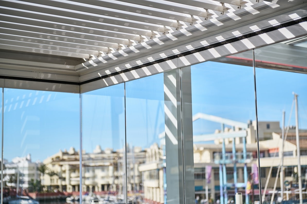 Pérgola bioclimatica y cortinas de cristal